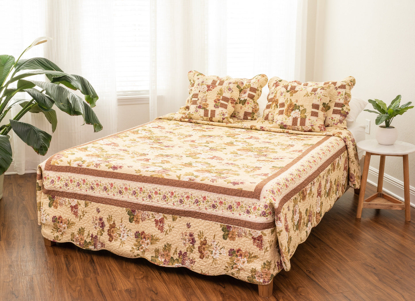 Vintage Cottage Roses Garden Floral Scalloped Patchwork Cotton Quilted Bedspread Set (DXJ103478)